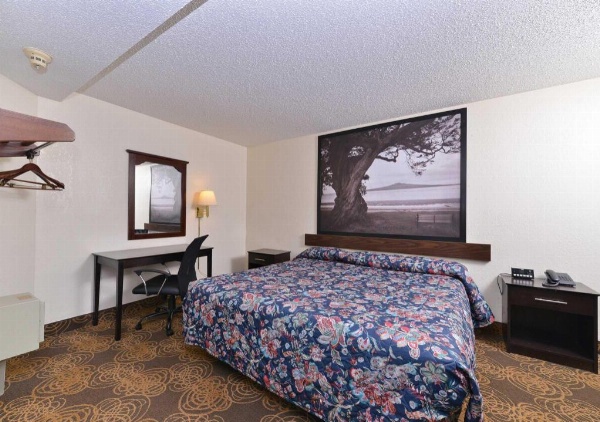 Rodeway Inn Waukegan image 12