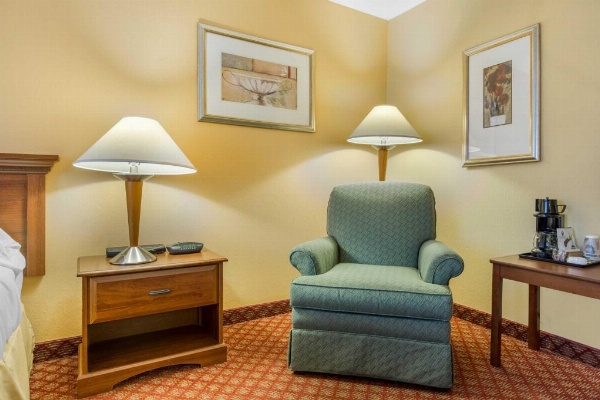 Rodeway Inn Waukegan image 15