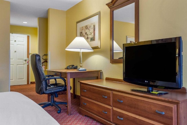 Rodeway Inn Waukegan image 17